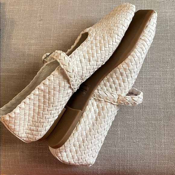 Steve Madden Dreaming Mary Jane Woven Flats Size 9 Ivory Buckled Strap Round Toe - Picture 11 of 13